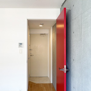 赤のドアの向こうは玄関。左側にトイレとシュークローゼット
